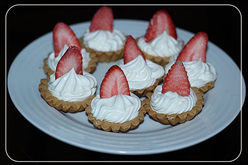 Kruche babeczki z bitą śmietaną i truskawkami  Kruche babeczki z bitą śmietaną i truskawkami