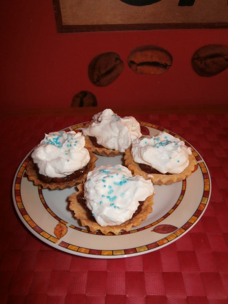 Kruche babeczki z bitą śmietaną i z dżemem Kruche babeczki z bitą śmietaną i z dżemem