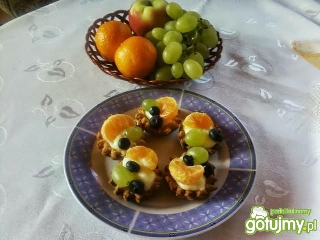 Kruche babeczki z budyniem i owocami. Kruche babeczki z budyniem i owocami.