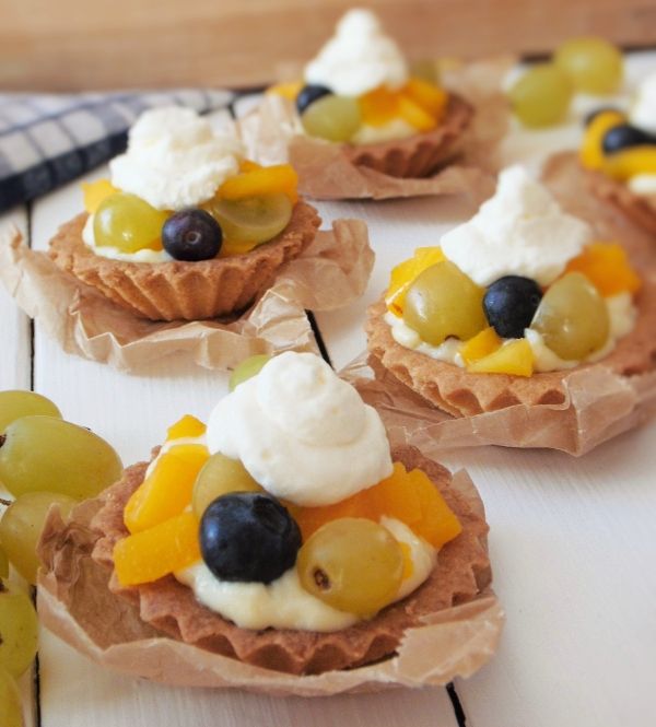 Kruche babeczki z budyniem i owocami