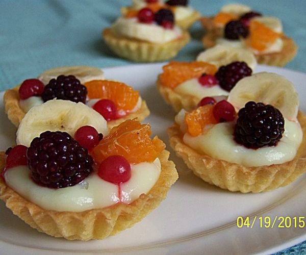Kruche babeczki z budyniem i owocami 