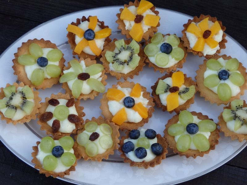 Kruche babeczki z budyniem i owocami Kruche babeczki z budyniem i owocami