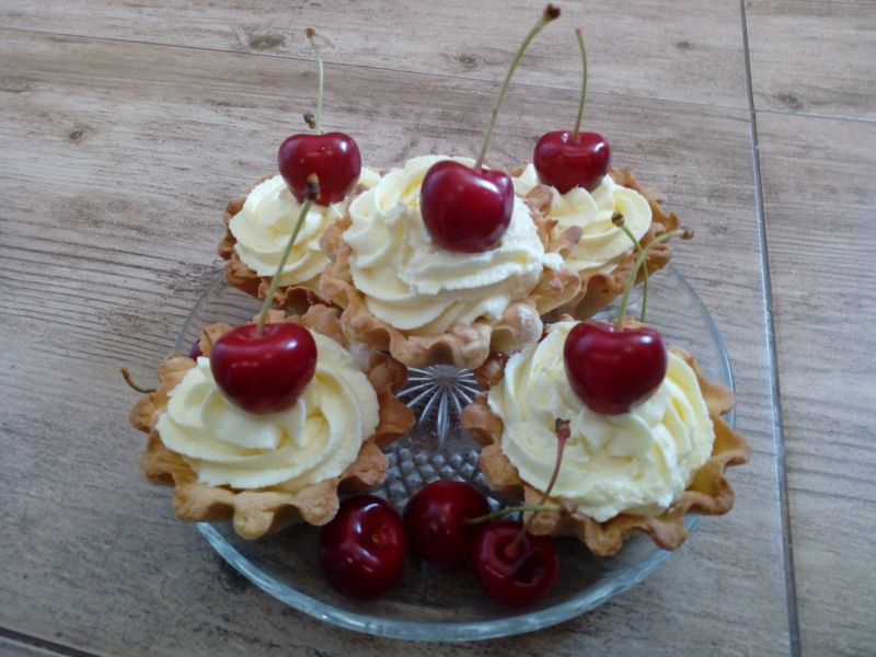 Kruche babeczki z czereśniami 