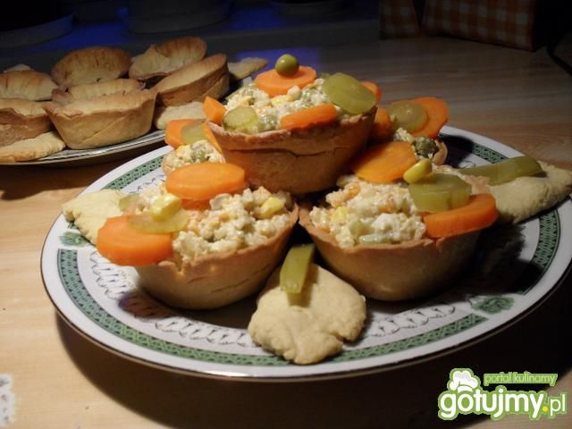 Kruche babeczki z farszem sałatkowym.