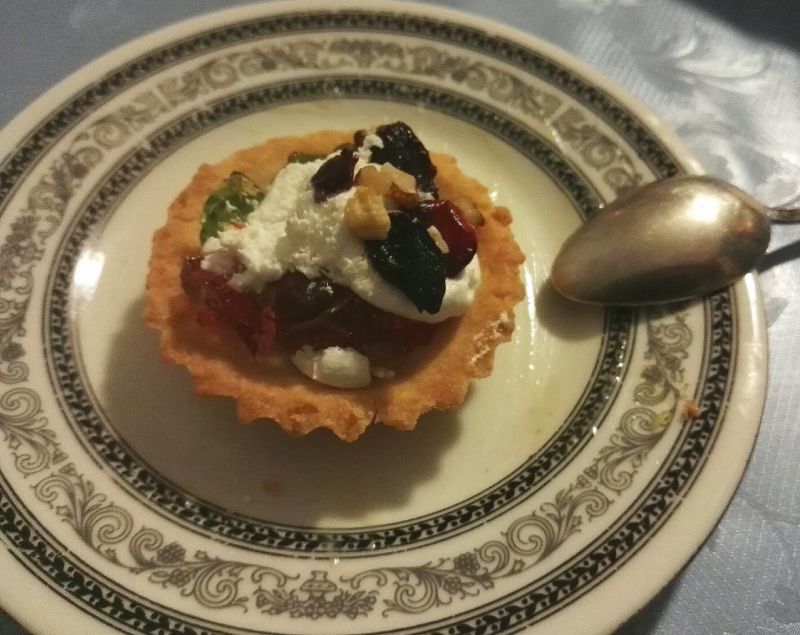 Kruche babeczki z galaretkami i bitą śmietaną Kruche babeczki z galaretkami i bitą śmietaną