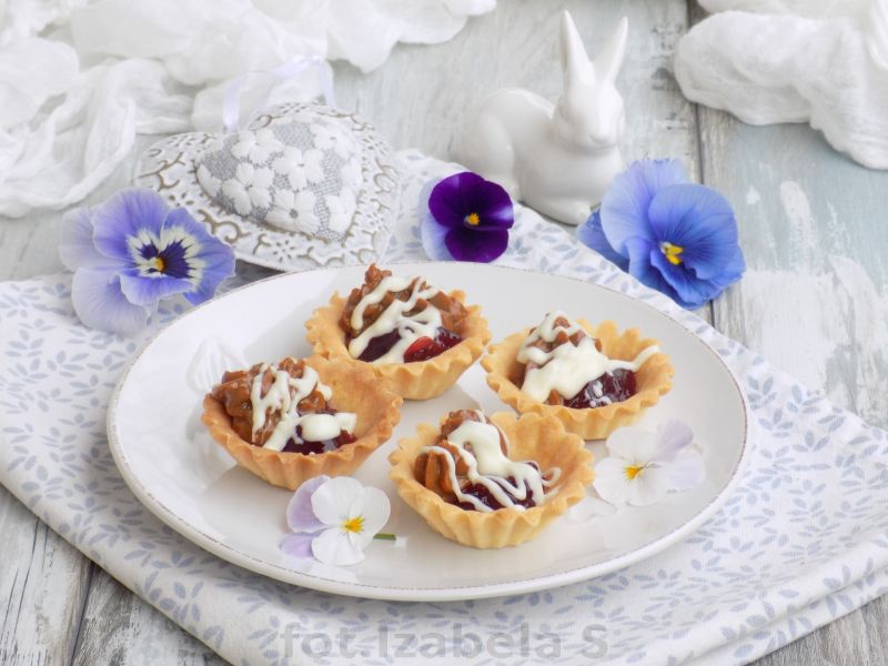 Kruche babeczki z kajmakiem, dżemem i czekoladą