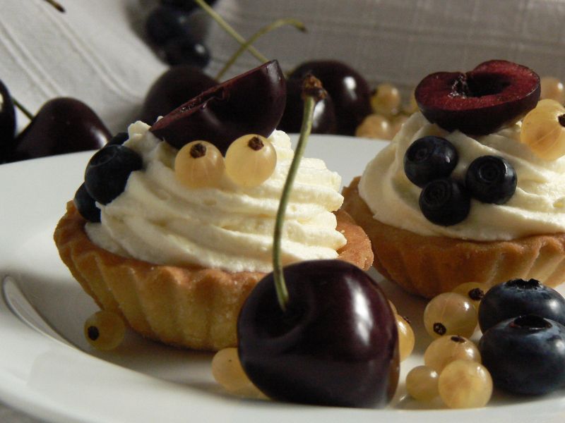 Kruche babeczki z karmelem i owocami