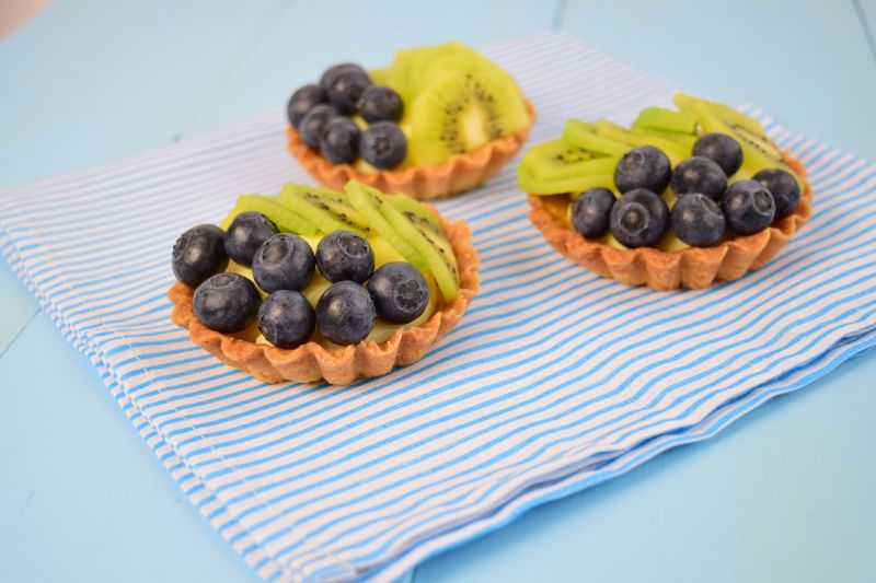Kruche babeczki z kiwi i borówkami