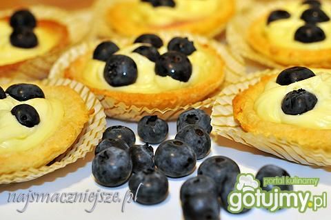 Kruche babeczki z kremem budyniowym