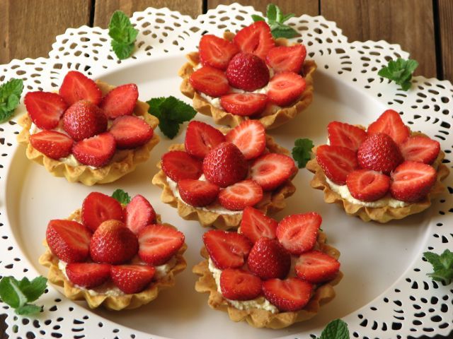 Kruche babeczki z kremem i truskawkami