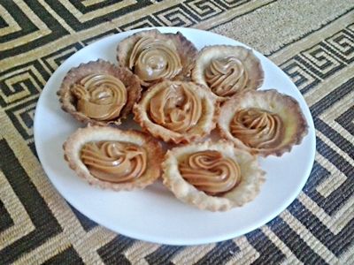 Kruche babeczki z kremem kajmakowym  Kruche babeczki z kremem kajmakowym