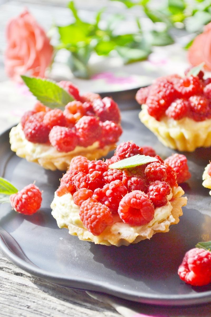 Kruche babeczki z kremem maślanym i malinami Kruche babeczki z kremem maślanym i malinami