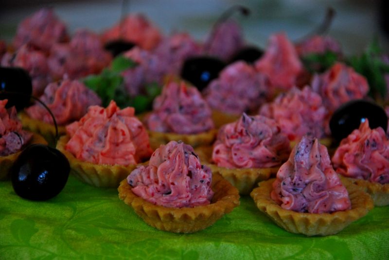 Kruche babeczki z kremem truskawkowo- borówkowym Kruche babeczki z kremem truskawkowo- borówkowym