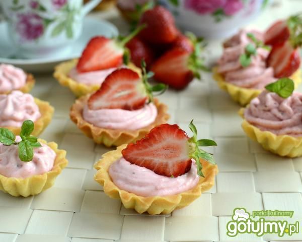 Kruche babeczki z kremem truskawkowym