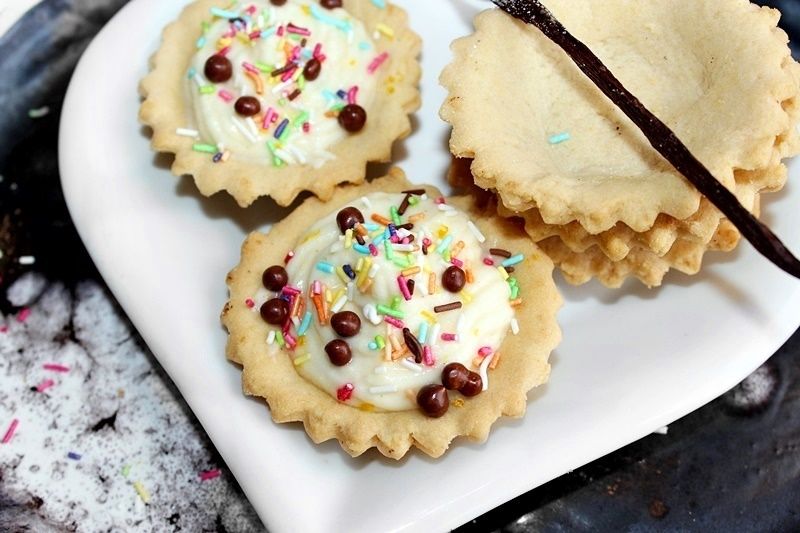 Kruche babeczki z kremem waniliowo-cytrynowym