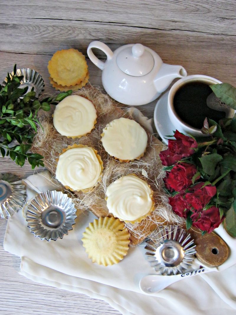 Kruche babeczki z kremem z białej czekolady