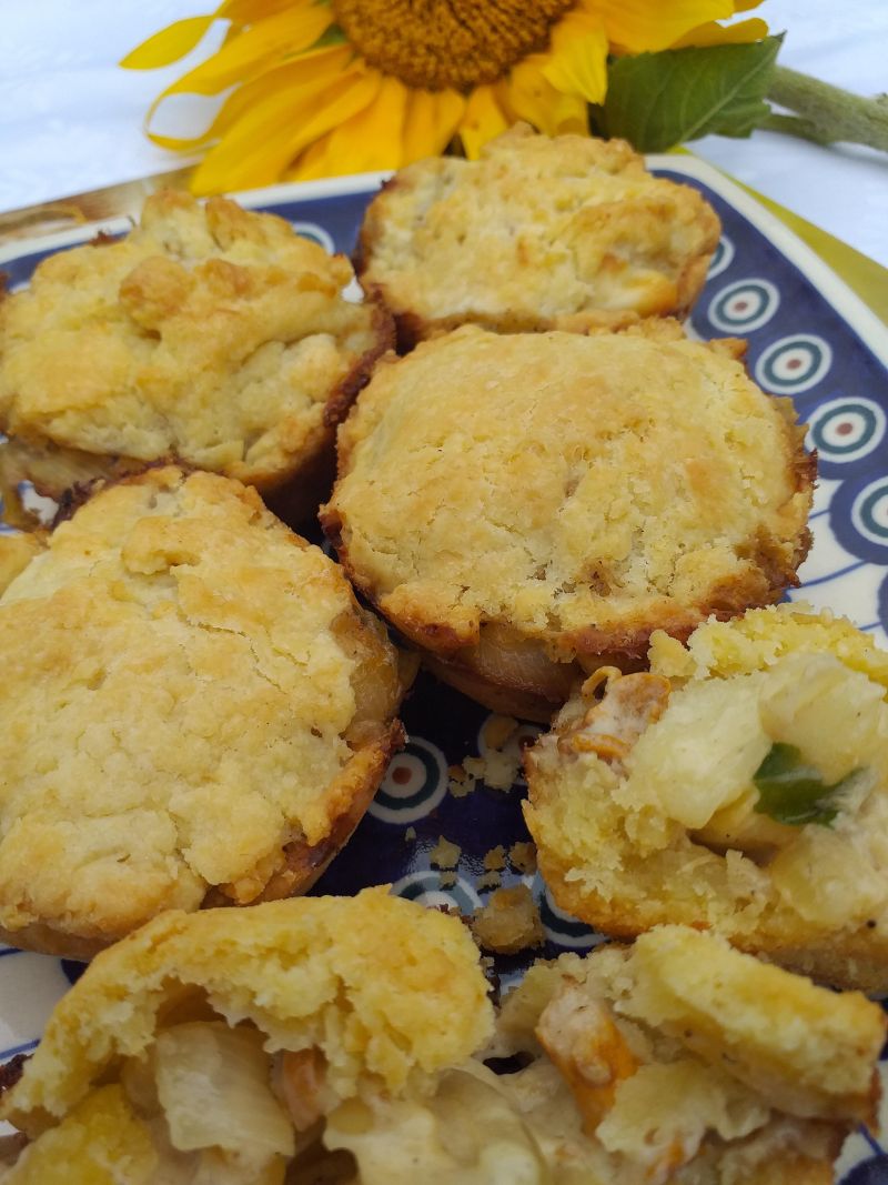 Kruche babeczki z kurkami i serem Pecorino