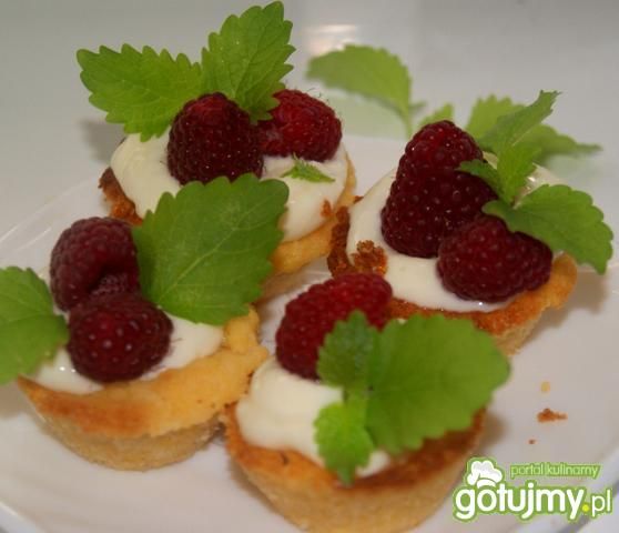 Kruche babeczki z malinami Kruche babeczki z malinami