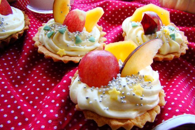 Kruche babeczki z masą budyniową i owocami