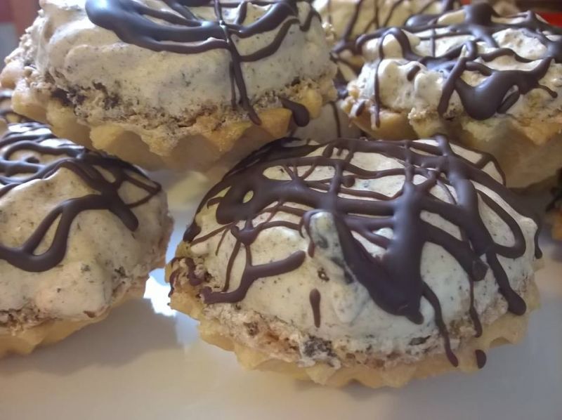 Kruche babeczki z nutellą i bezą orzechową Kruche babeczki z nutellą i bezą orzechową