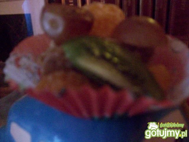 Kruche babeczki z owocami.