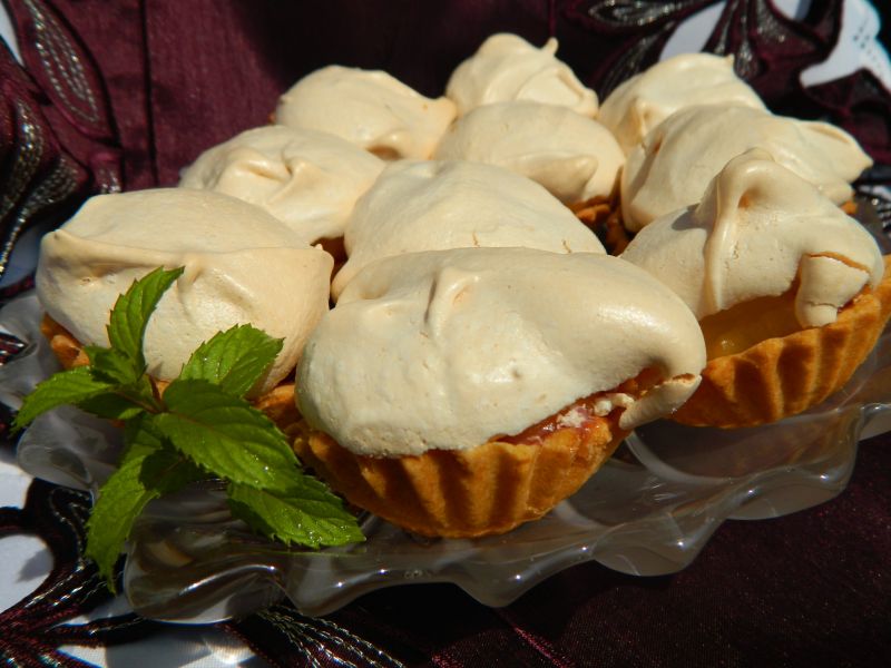 Kruche babeczki z owocami i bezą Kruche babeczki z owocami i bezą