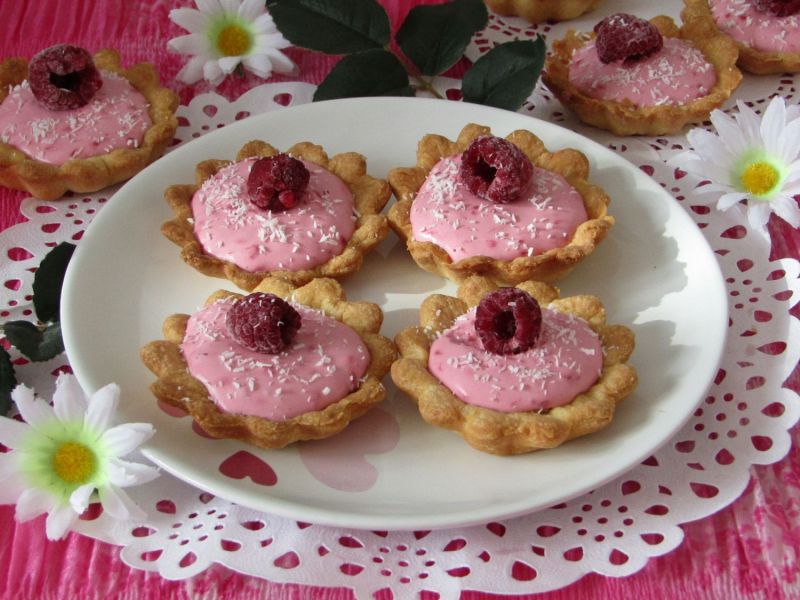 Kruche babeczki z pianką kokosowo- malinową