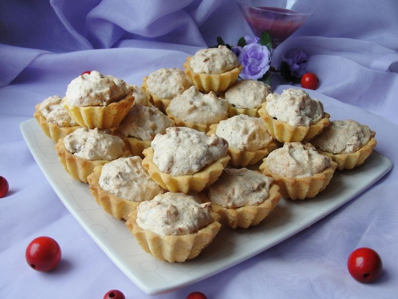 Kruche babeczki z powidłami i orzechową bezą