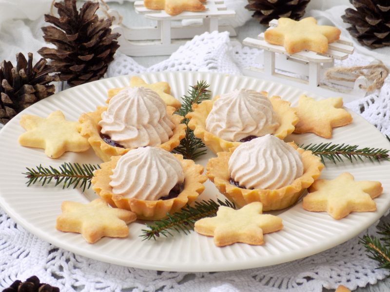 Kruche babeczki z powidłem i cynamonową śmietanką