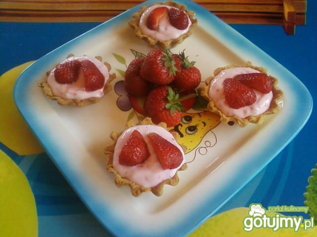 Kruche babeczki z serkiem truskawkowym.