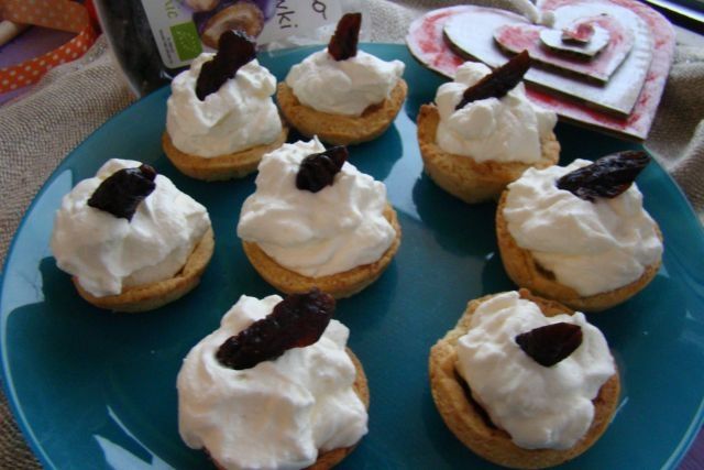 Kruche babeczki z śmietaną i suszoną śliwką  Kruche babeczki z śmietaną i suszoną śliwką