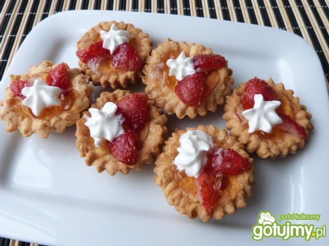 Kruche babeczki z truskawkami i śmietaną