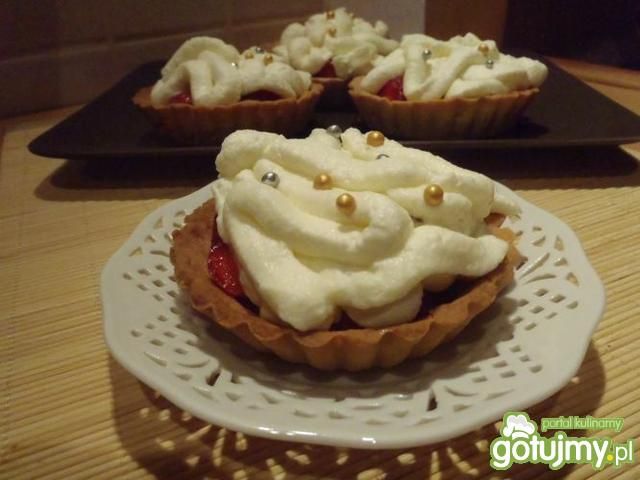 Kruche babeczki z truskawkami i śmietaną