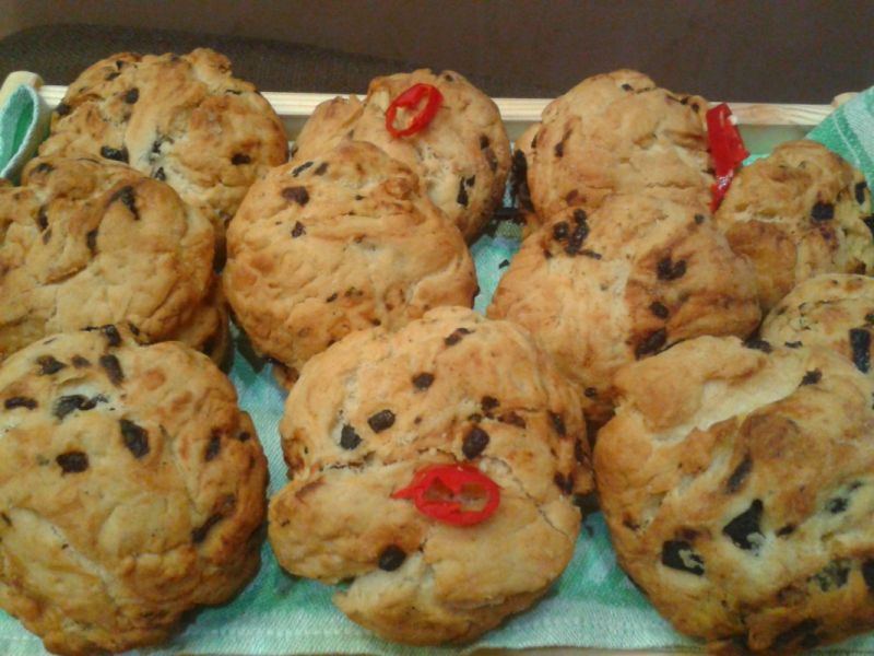 Kruche bułeczki z suszonymi pomidorami i oliwkami