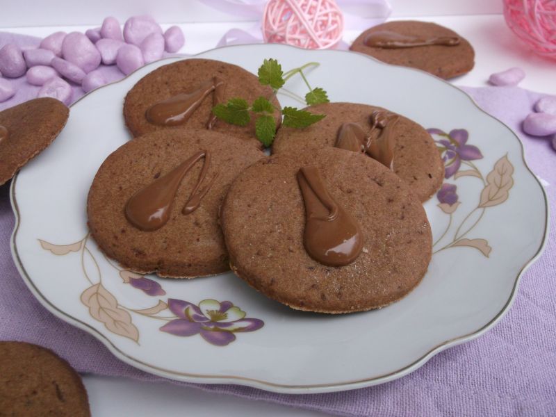 Kruche ciasteczka czekoladowe z kardamonem Kruche ciasteczka czekoladowe z kardamonem