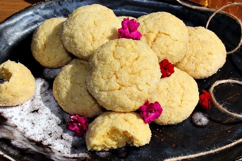 Kruche ciasteczka kukurydziane obtaczane w cukrze