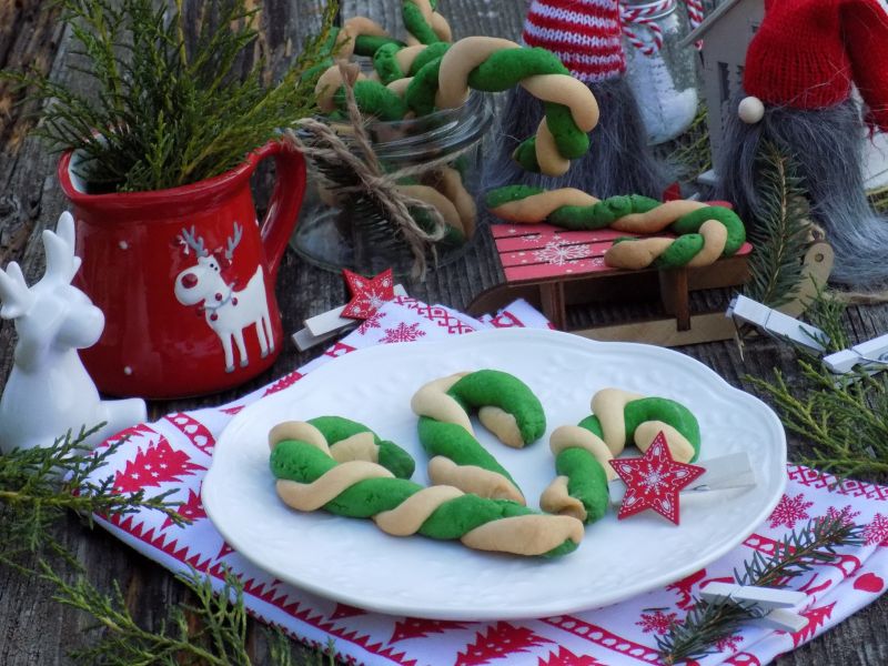 Kruche ciasteczka laski Mikołaja Kruche ciasteczka laski Mikołaja