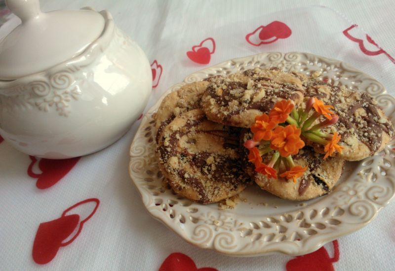 Kruche ciasteczka orzechowe z rodzynkami