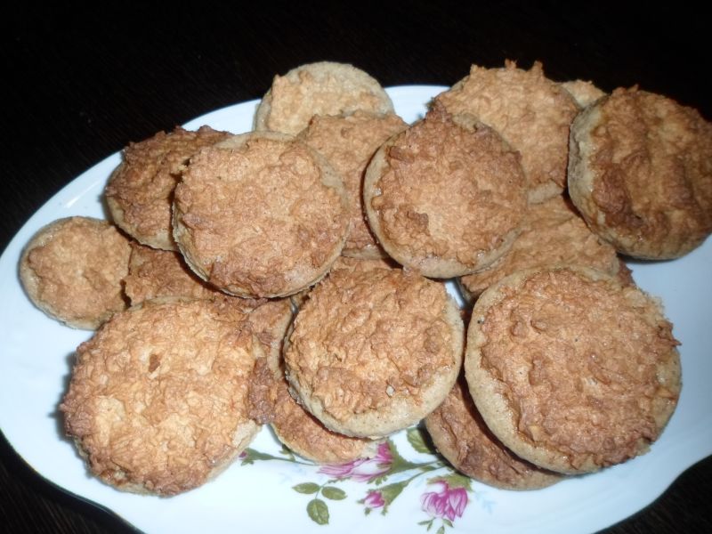 Kruche ciasteczka pod bezową pierzynką