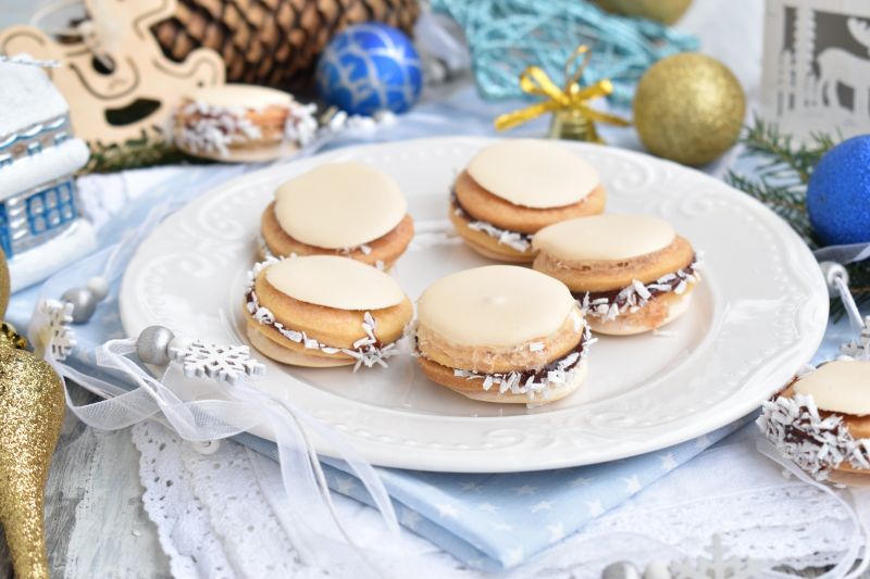 Kruche ciasteczka z bezą i powidłem