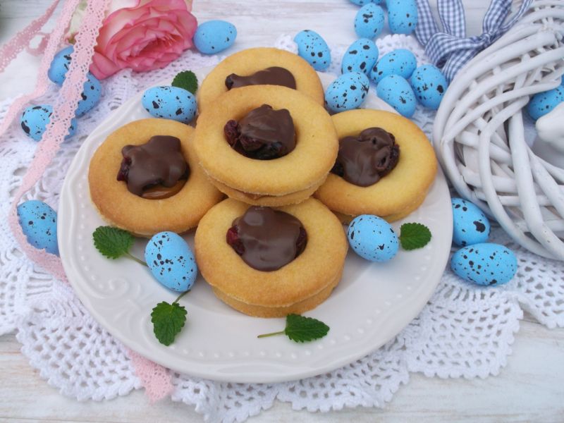 Kruche ciasteczka z kajmakiem, żurawiną i polewą