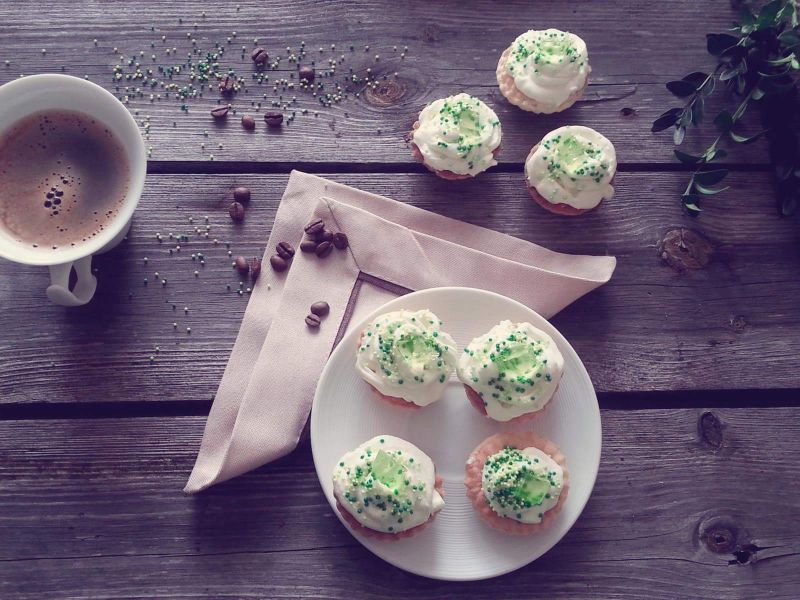 Kruche ciasteczka z kremem i kawałkami galeretki