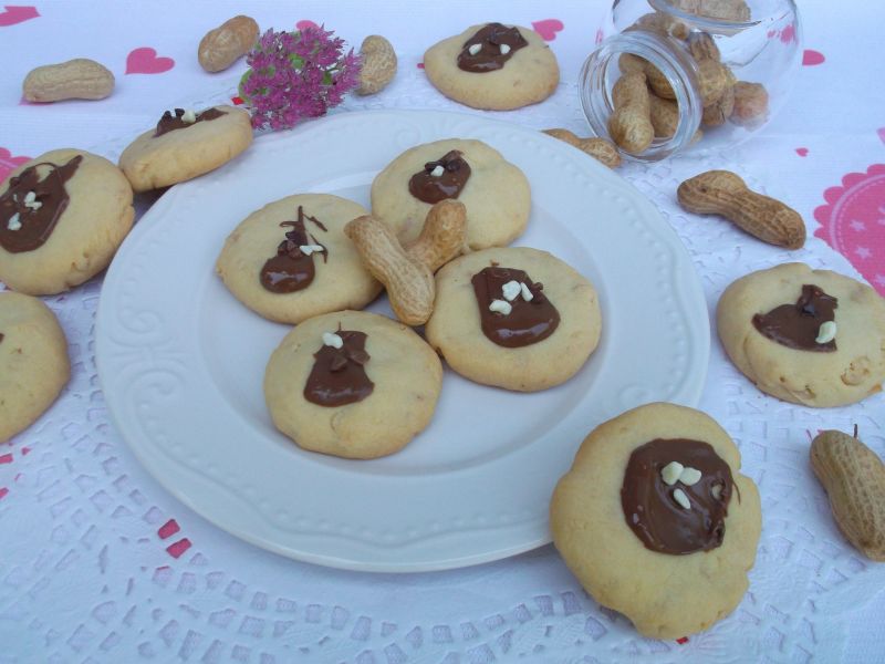 Kruche ciasteczka z orzeszkami ziemnymi