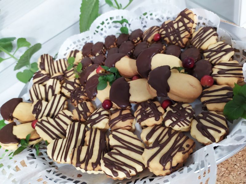 Kruche ciasteczka z polewą czekoladową