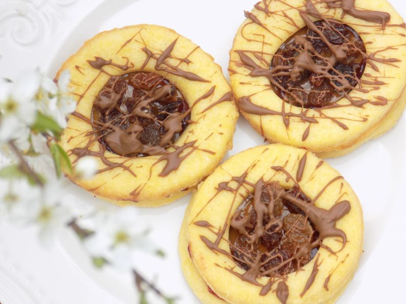 Kruche ciasteczka z powidłem i rodzynkami