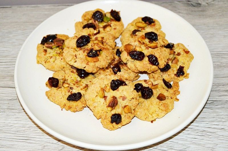 Kruche ciasteczka z żurawiną i pistacjami Kruche ciasteczka z żurawiną i pistacjami