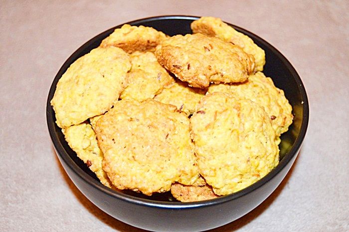 Kruche ciastka marchewkowe z płatkami i lnem