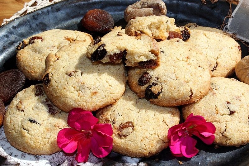 Kruche ciastka z kaszy manny z suszonymi owocami