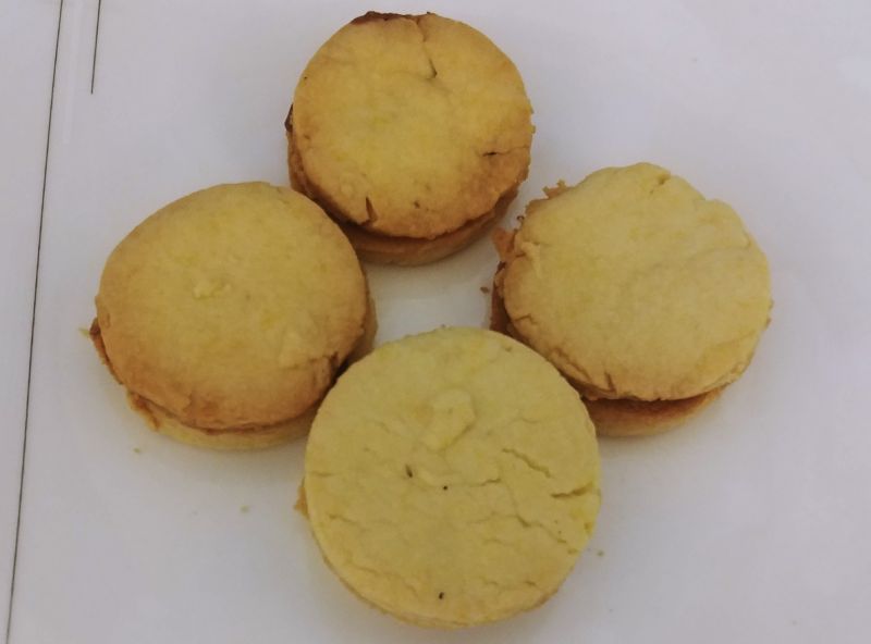 Kruche ciastka z kremem czekoladowo-orzechowym