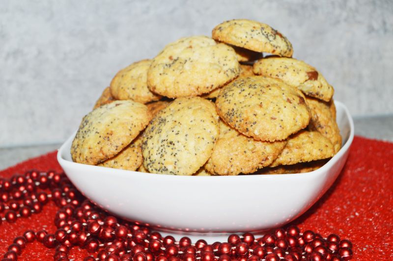 Kruche ciastka z makiem, czekoladą i pestkami